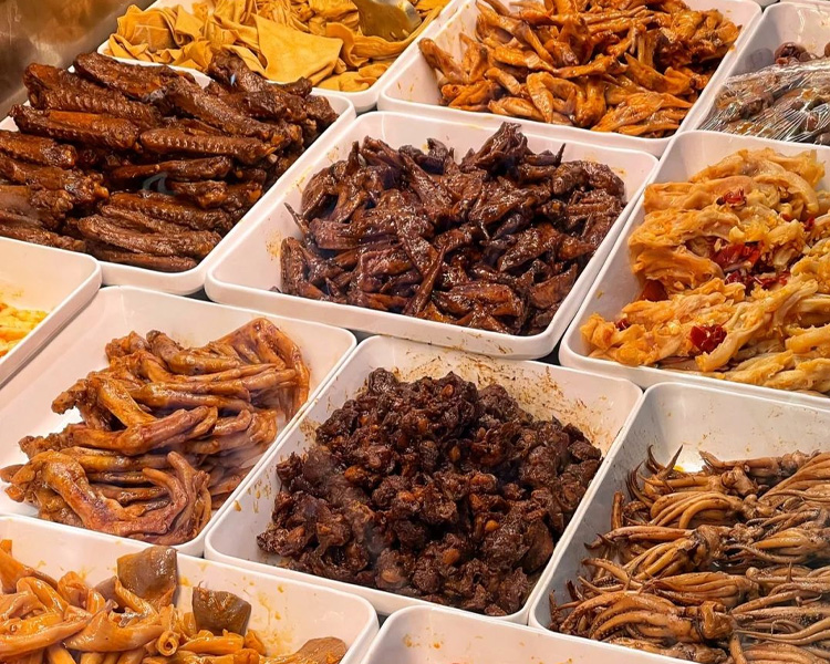 绝味鸭脖加盟店大约需要多少钱加盟费，加盟一家绝味鸭脖卤味店总共需要多少万元